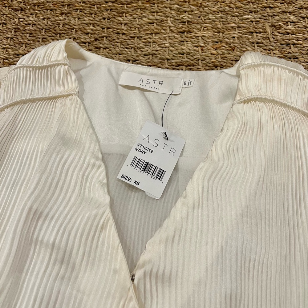 NWT ASTR - Wrap Front Blouse Pleated Satin Ivory‎ Long Sleeve Size XS - Picture 5 of 9